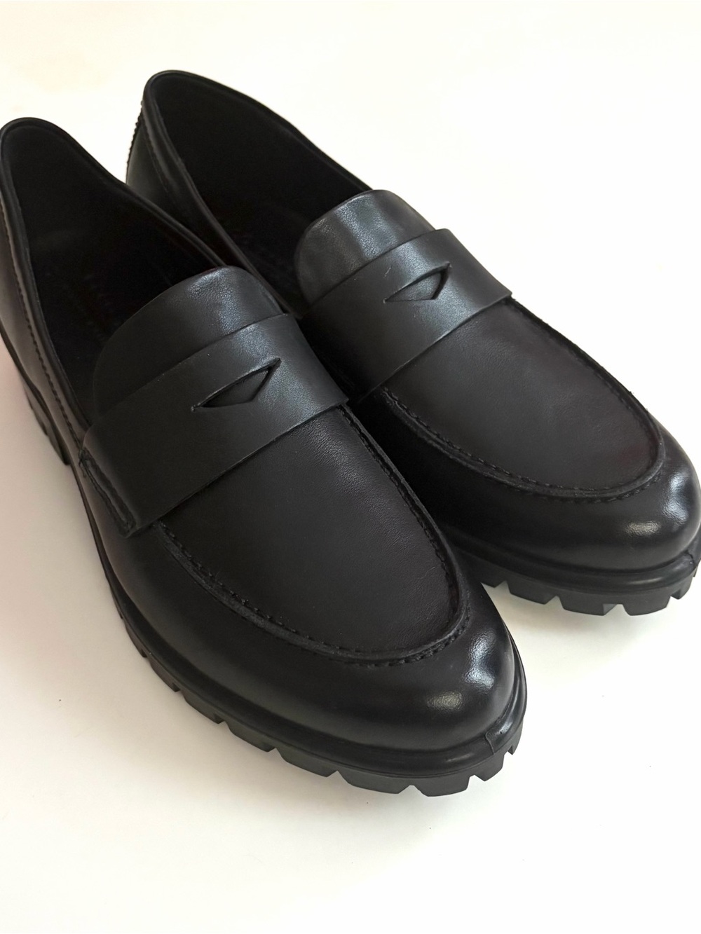 ECCO Black Leather Women’s Penny Loafers with Lug Sole Sz 40 9